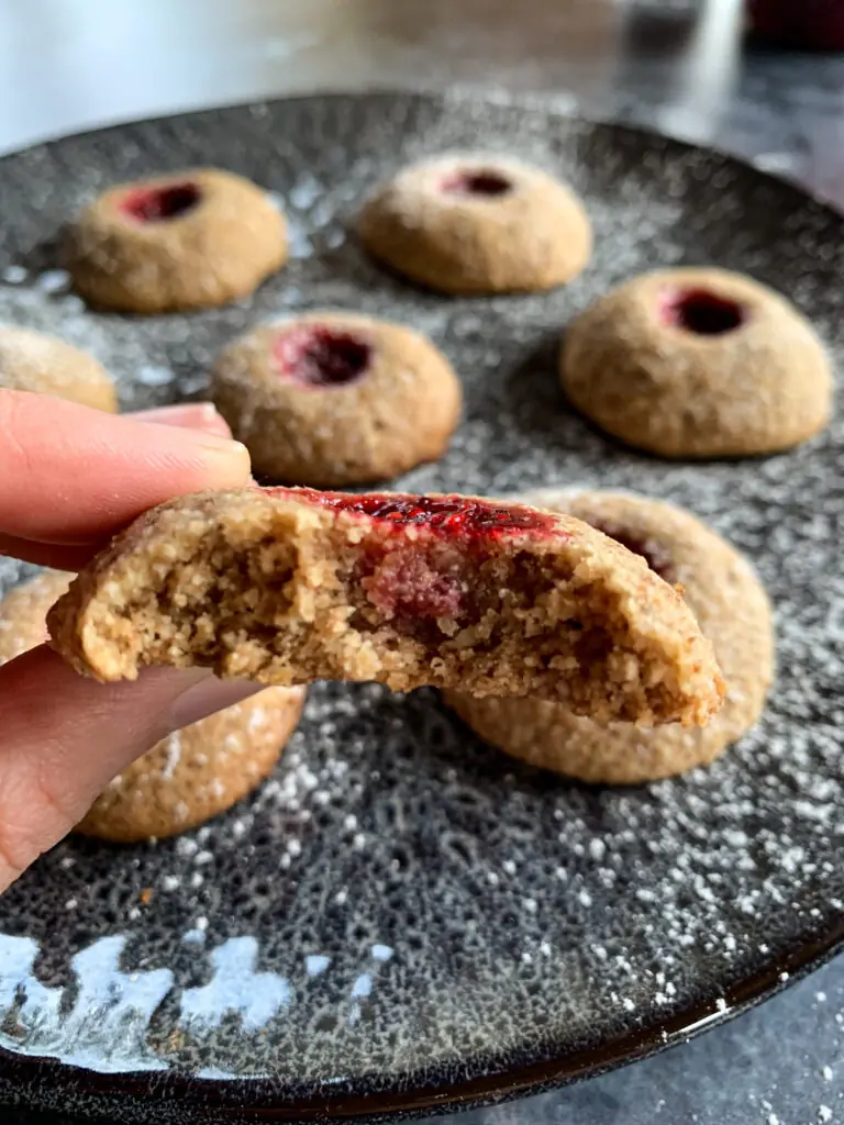 Vollkorn Engelsaugen oder Husarenkrapfen mit Vollkorn-Dinkelmehl und Vollrohrzucker Plätzchen mit poröser Konsistenz zergehen auf der Zunge