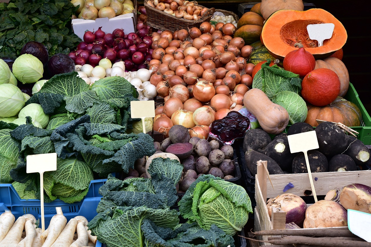 Saisonales Obst und Gemüse im Winter Stand auf dem Wochenmarkt